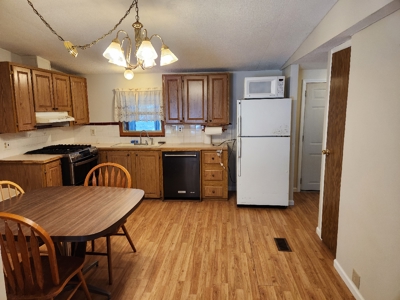 Nice 3-Bedroom 2 Bath Home Walking Distance to Castle Rock Lake - image 3