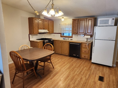 Nice 3-Bedroom 2 Bath Home Walking Distance to Castle Rock Lake - image 2