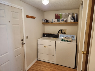 Nice 3-Bedroom 2 Bath Home Walking Distance to Castle Rock Lake - image 14