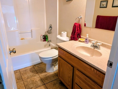 4 Bedrooms On Edge Of Town Landscaped Yard Double Garage - image 8