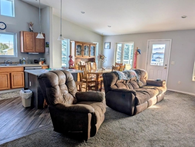 4 Bedrooms On Edge Of Town Landscaped Yard Double Garage - image 2