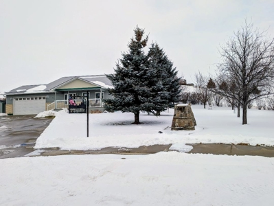 4 Bedrooms On Edge Of Town Landscaped Yard Double Garage - image 1