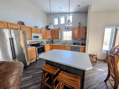 4 Bedrooms On Edge Of Town Landscaped Yard Double Garage - image 3
