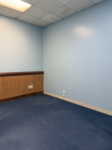 5,000 SF Commercial Lease Near Busy 5th Street - image 2