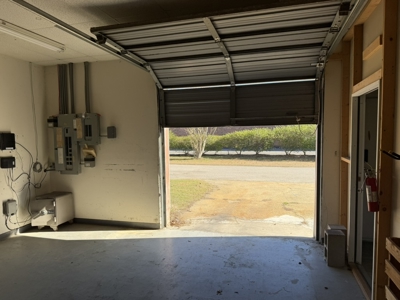 Commercial Lease with Salon Build-Out & Flex Space - image 1