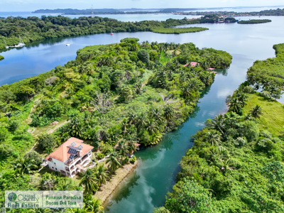Spacious Waterfront Family Home on Isla Colon, Bocas del Toro - image 1