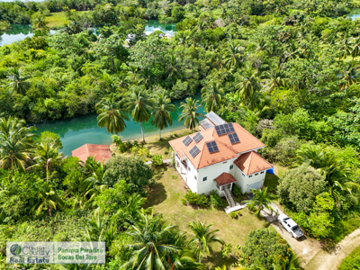 Spacious Waterfront Family Home on Isla Colon, Bocas del Toro - image 3