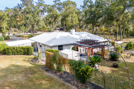 Custom 3BR/2BA Home on 10.3 acres with barn & RV hookup - image 3