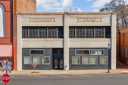 Now pre-leasing three brand-new industrial-style apartment units - image 1