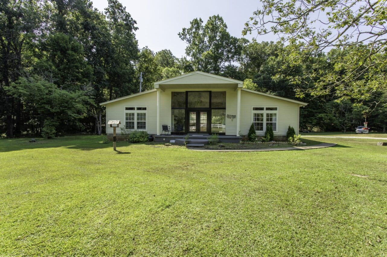Home in Hardy AR on 21 Acres