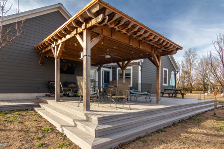Beautiful Home sits on 3.6 acres - image 11