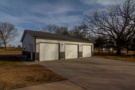 Beautiful Home sits on 3.6 acres - image 5