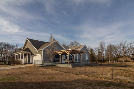 Beautiful Home sits on 3.6 acres - image 44