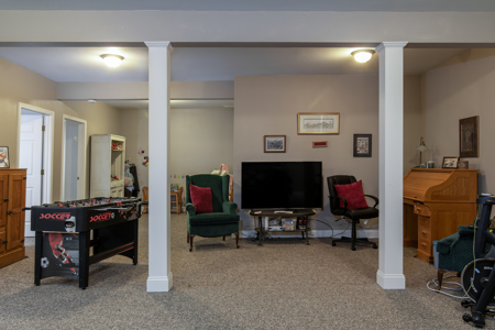 Beautiful Home sits on 3.6 acres - image 25