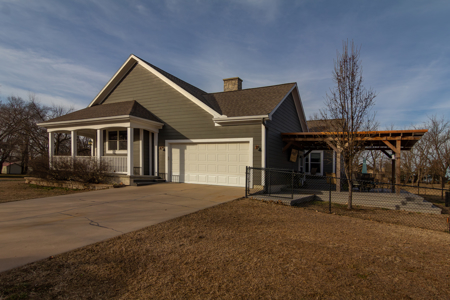 Beautiful Home sits on 3.6 acres - image 20