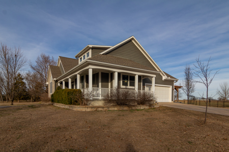 Beautiful Home sits on 3.6 acres - image 9