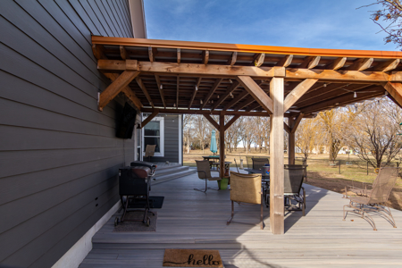 Beautiful Home sits on 3.6 acres - image 19