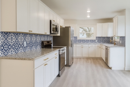 Beautifully Restored 1949 Tudor Style Cottage Downtown Hohenwald - image 8