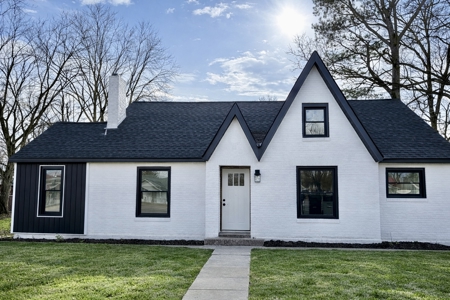 Beautifully Restored 1949 Tudor Style Cottage Downtown Hohenwald - image 1
