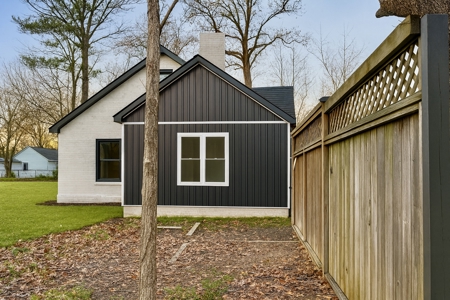 Beautifully Restored 1949 Tudor Style Cottage Downtown Hohenwald - image 2