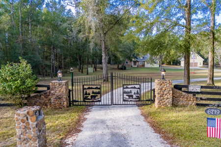 Beautiful home For Sale in Newberry, FL on 5 Acres - image 1
