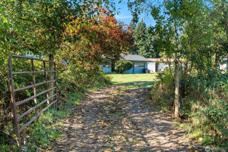 Gated Creekside Equestrian Property in Onalaska, Washington - image 1