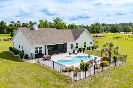 Home with Pool For Sale in Trenton, FL - image 9