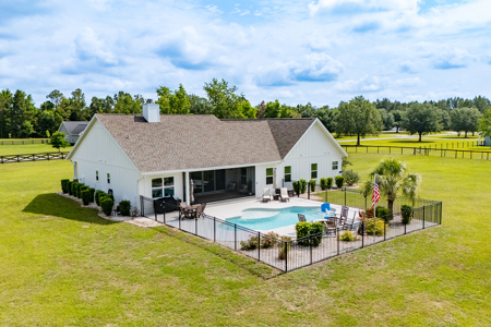 Home with Pool For Sale in Trenton, FL - image 8