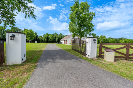 Home with Pool For Sale in Trenton, FL - image 7