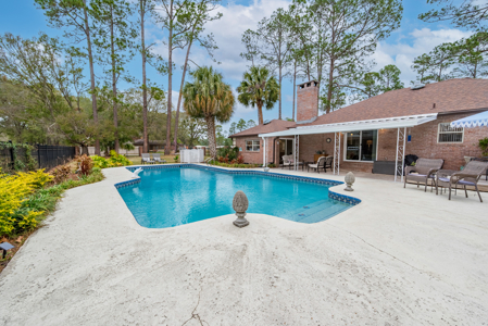 Private, Turnkey Brick Pool Home with Golf Course Views - image 16