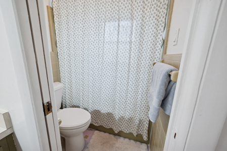 Private, Turnkey Brick Pool Home with Golf Course Views - image 29