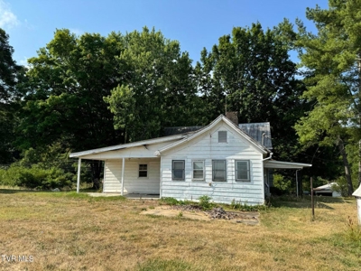 1900's Fixer Upper Farmhouse on .76 acres in Greeneville, TN - image 6