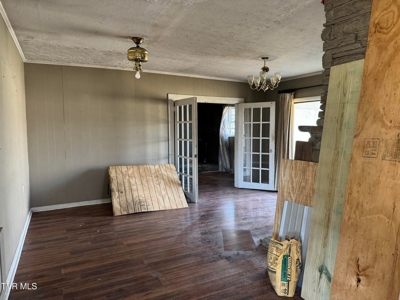 1900's Fixer Upper Farmhouse on .76 acres in Greeneville, TN - image 9