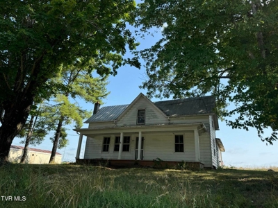 1900's Fixer Upper Farmhouse on .76 acres in Greeneville, TN - image 1