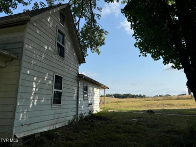 1900's Fixer Upper Farmhouse on .76 acres in Greeneville, TN - image 17