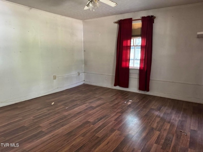 1900's Fixer Upper Farmhouse on .76 acres in Greeneville, TN - image 29