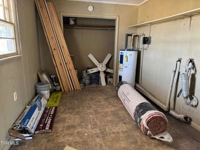 1900's Fixer Upper Farmhouse on .76 acres in Greeneville, TN - image 18