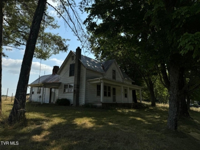 1900's Fixer Upper Farmhouse on .76 acres in Greeneville, TN - image 22
