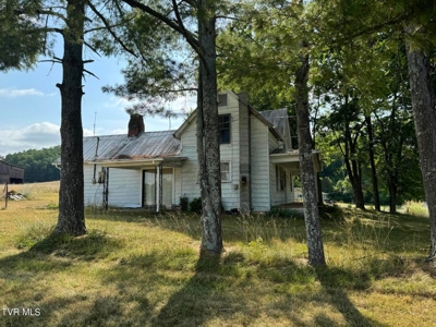 1900's Fixer Upper Farmhouse on .76 acres in Greeneville, TN - image 5