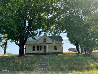 1900's Fixer Upper Farmhouse on .76 acres in Greeneville, TN - image 23