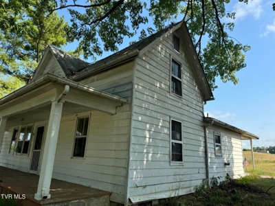 1900's Fixer Upper Farmhouse on .76 acres in Greeneville, TN - image 19