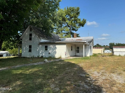 1900's Fixer Upper Farmhouse on .76 acres in Greeneville, TN - image 20