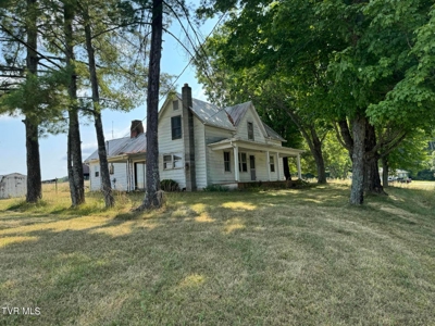 1900's Fixer Upper Farmhouse on .76 acres in Greeneville, TN - image 2