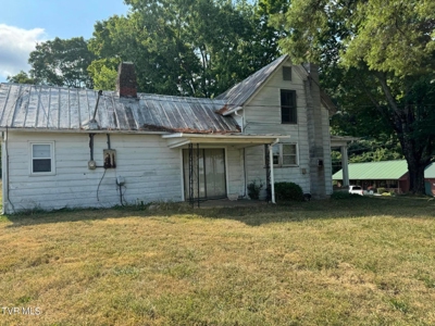 1900's Fixer Upper Farmhouse on .76 acres in Greeneville, TN - image 4