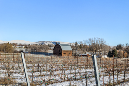 Home with Acreage For Sale in Selah, Washington - image 4