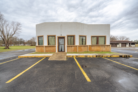 Turnkey Restaurant Building for Sale in Downtown Bradford, TN - image 1