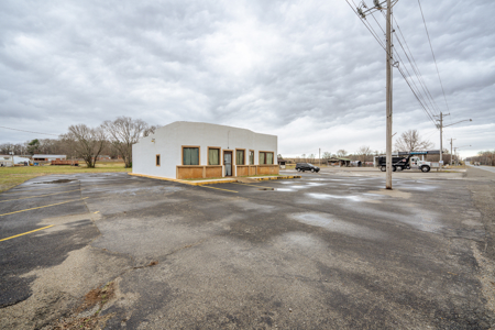 Turnkey Restaurant Building for Sale in Downtown Bradford, TN - image 3