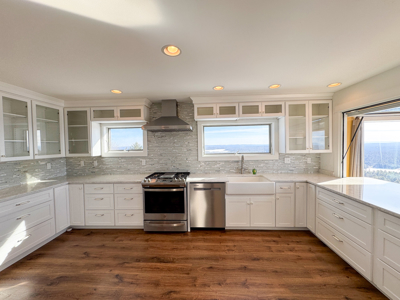 Chalet on 192 Acres with Stunning Mountain and Water Views - image 10