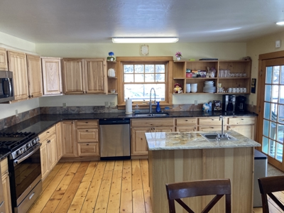 Beautiful 4 Bedroom Home With Private River Access - image 22