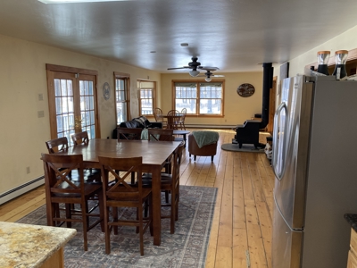 Beautiful 4 Bedroom Home With Private River Access - image 25